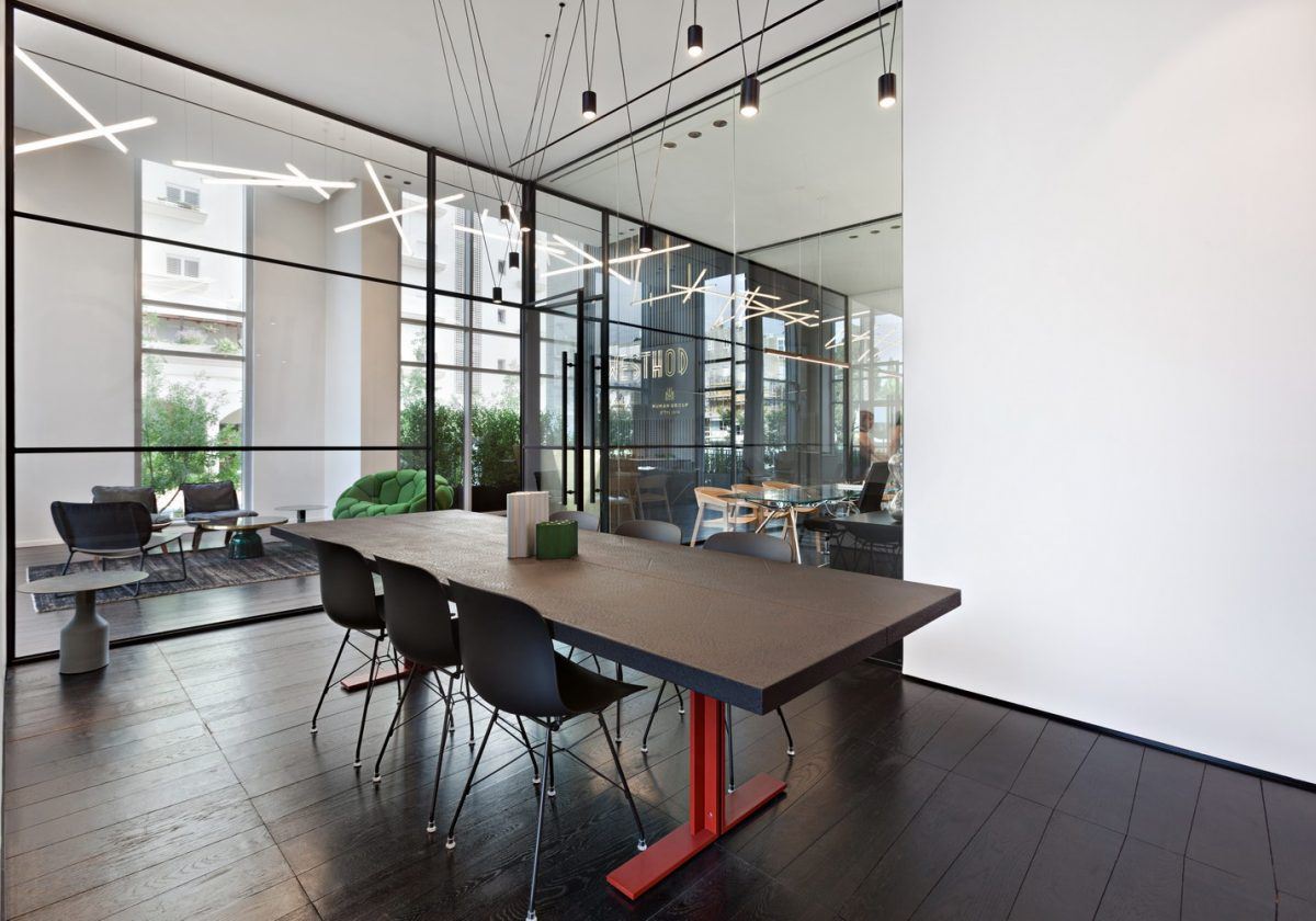 Hod Gindi – Sales Office Hod HaSharon גופי תאורה מעל שולחן חדר הישיבות בעיצובו של קמחי תאורה
